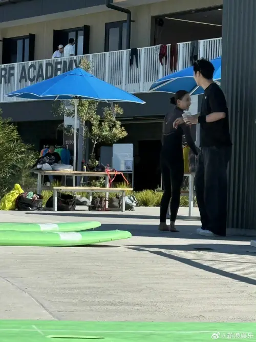 ▲何超蓮和竇驍在澳洲玩衝浪，被網友直擊。（圖／翻攝自微博@新浪娛樂）