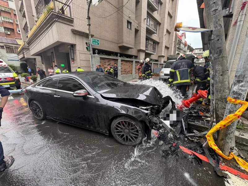 ▲新北市新莊區今（10日）傳出有賓士車失控衝撞路邊的消防栓，現場噴出大量水柱。（圖／翻攝畫面）