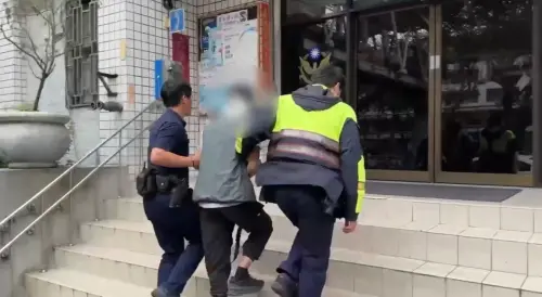 ▲新北新莊賓士車撞消防栓。（圖／翻攝畫面）