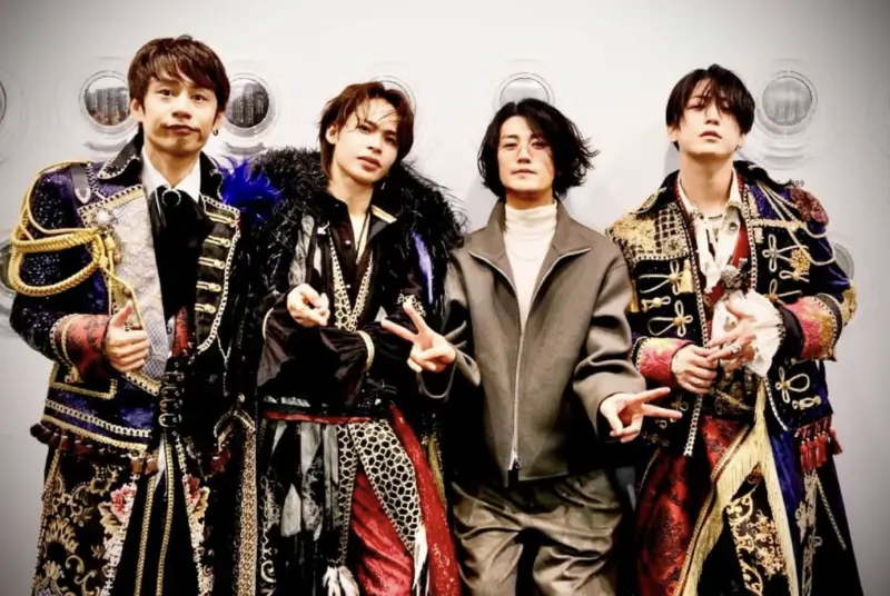 ▲赤西仁（右2）現身KAT-TUN解散演唱會，睽違15年合體成員中丸雄一（左1）、上田龍也（左2）、龜梨和也（右1）。（圖／＠jinstagram_official IG）