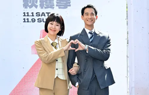 ▲何宜珊（左）和盧彥澤劇中感情甜蜜，在舞台上也大方放閃。（圖／台視）