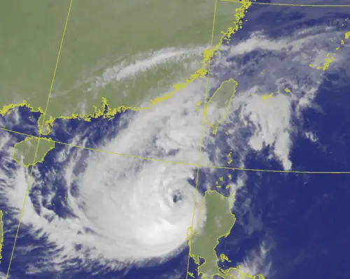 ▲鳳凰颱風，最新路徑往南修正，預計周三清晨，颱風暴風圈接觸台灣南部陸地，周三下半天登陸嘉義至台南交界處。（圖／中央氣象署cwa.gov.tw）