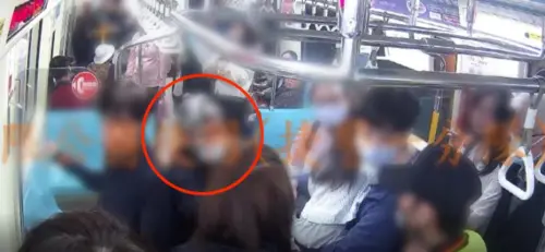 事發畫面曝光了！北捷嬤「雨傘攻擊女童逼讓座」父氣炸衝警局提告
