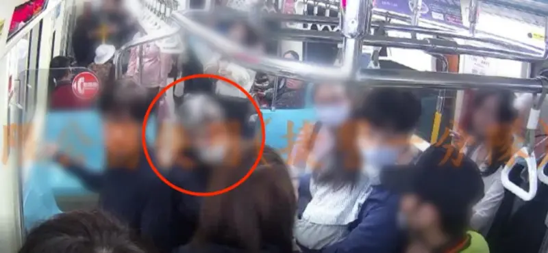 ▲73歲的曾姓婦人去（2024年）要求一對父女讓座遭拒，持雨傘攻擊坐在優先席上的女童。（圖／翻攝畫面）