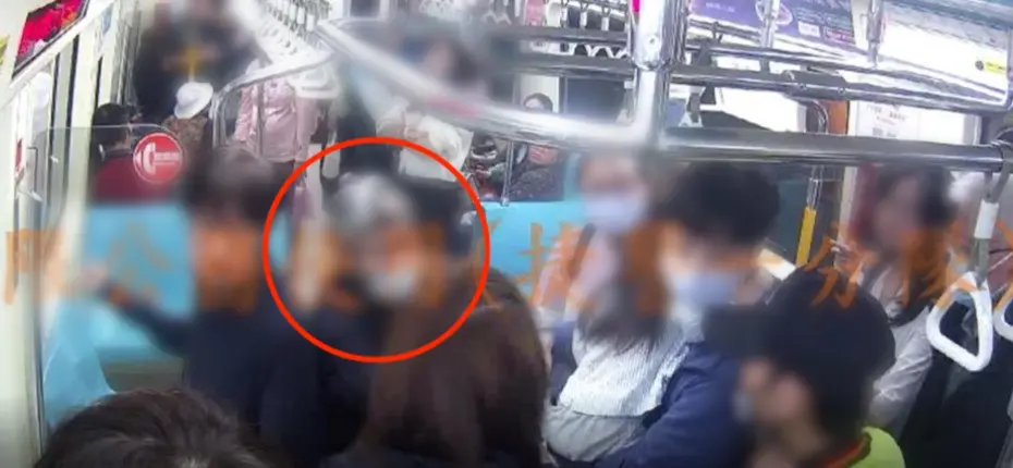 ▲73歲的曾姓婦人去（2024年）要求一對父女讓座遭拒，持雨傘攻擊坐在優先席上的女童。（圖／翻攝畫面）