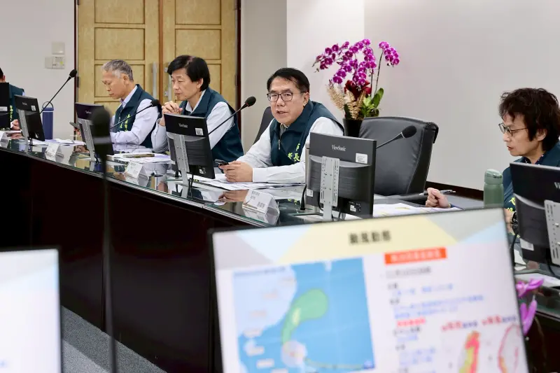 ▲台南市長黃偉哲下午召開「鳳凰颱風防颱整備會議」，逐一檢視各項防颱應變措施，務求在颱風來襲前完成全面整備，以維護市民安全。(圖／南市府提供)