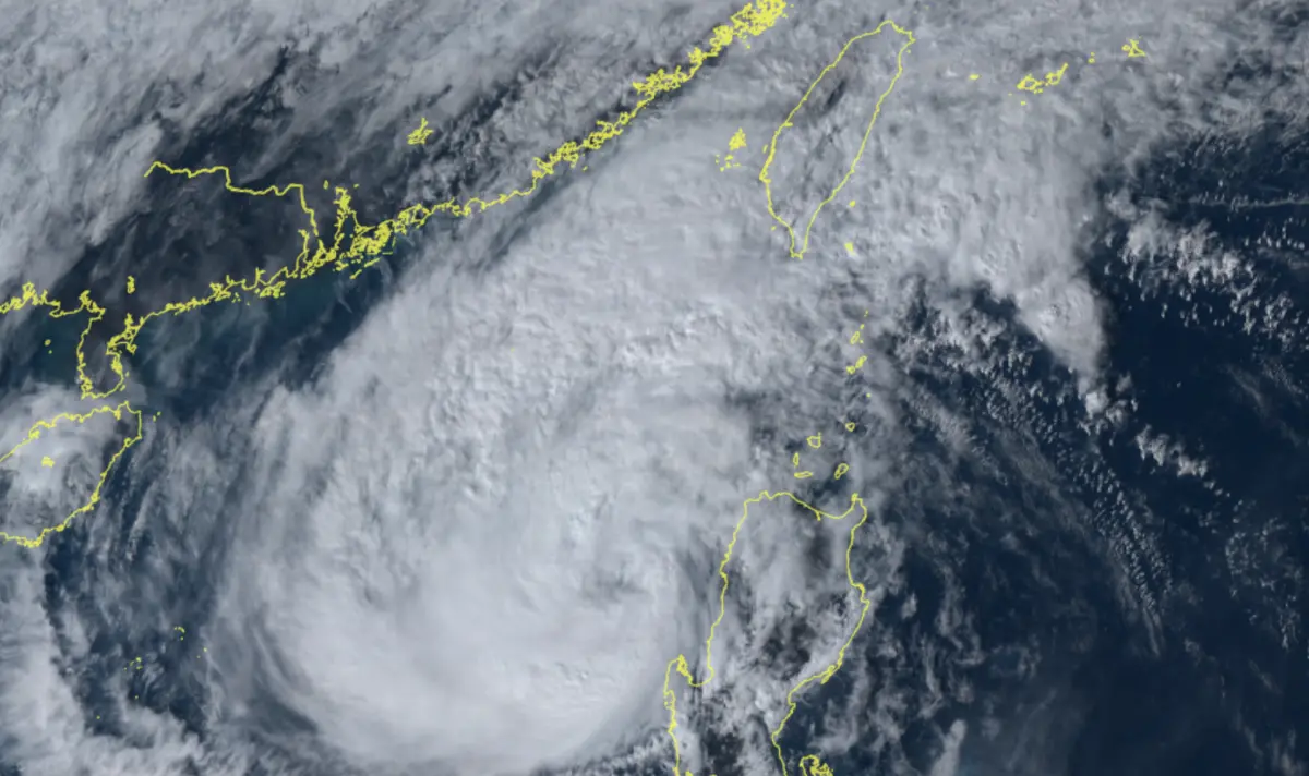 ▲鳳凰颱風最新路徑往南修正，預計周三清晨，颱風暴風圈接觸台灣南部陸地，周三下半天登陸嘉義至台南交界處。（圖／翻攝向日葵8號衛星）