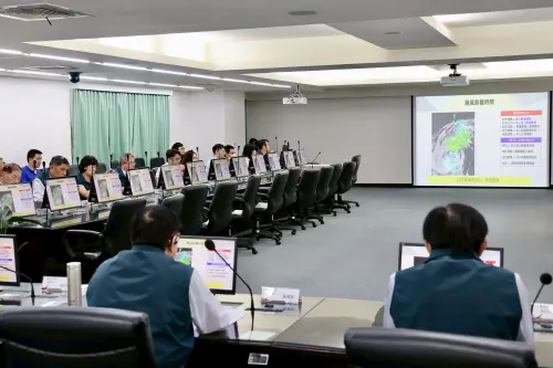 ▲台南市長黃偉哲下午召開「鳳凰颱風防颱整備會議」聽取成功大學防災研究中心說明鳳凰颱風的情況。(圖／南市府提供)