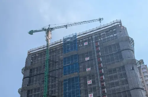 ▲加固施工架與外牆之連結強度，塔吊固定主柱，妥善安置吊鉤和伸臂，釋放旋轉煞車(圖／勞工局提供2025.11.10)