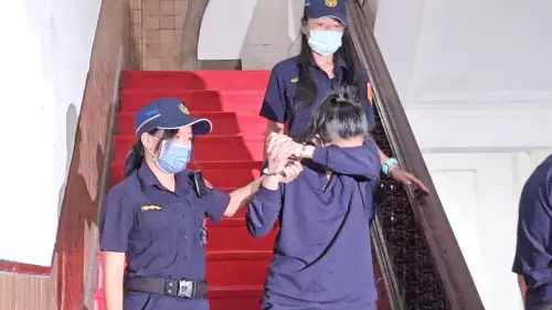 ▲記者問劉彩萱妹妹劉若琳是否會坦承所有犯行，她以手臂遮臉不回應。（圖／記者劉松霖攝）