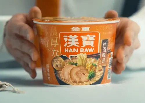 ▲金車漢寶杯麵過去一段時間銷聲匿跡，近幾年復刻回歸市場，在2024年就推出新品「極濃豚骨風味麵」，以日本豚骨拉麵為靈感，加入大蒜增添香氣。（圖／金車漢寶杯麵臉書kingcar.tw）