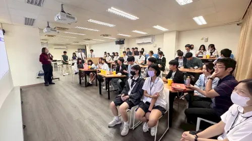 ▲今年專題發表以「促進當地發展」Promoting Local Areas為題，臺日學校紛紛從簡報與實體互動中，熱絡展現在地多元且深厚的文化魅力。（圖／高市府教育局提供）