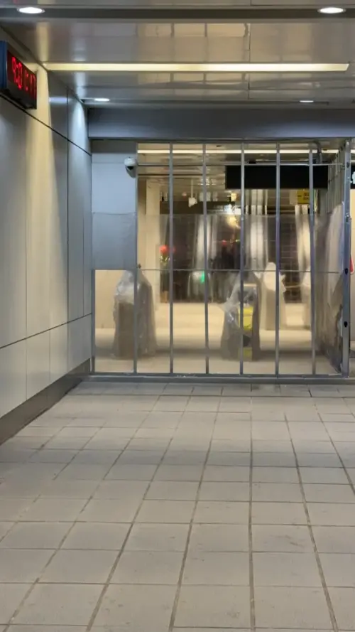 ▲從三鶯線轉乘板南線，直下手扶梯就能抵達出入口閘門。圖為板南線頂埔站內往三鶯線手扶梯拍攝。（圖／記者張家瑋攝2025.10.20）