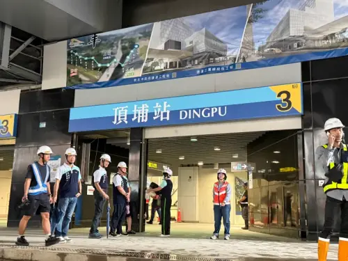 ▲三鶯線以淺藍色作為路線識別顏色。圖為捷運頂埔站3號出口。（圖／記者張家瑋攝2025.10.20）