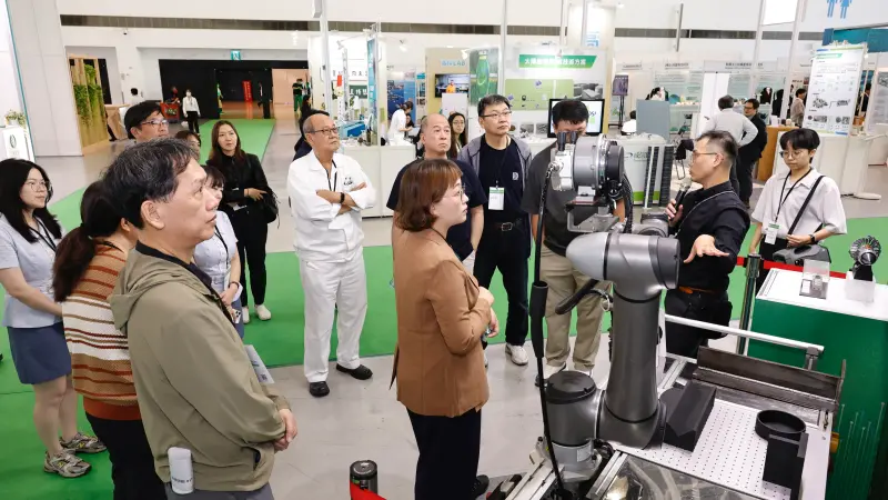 ▲金屬中心導覽解說獲得2025愛迪生銀獎的「小型化高效銲接協作機器人」，展現人機協作實現智慧化焊接的創新技術。（圖／金屬中心提供）