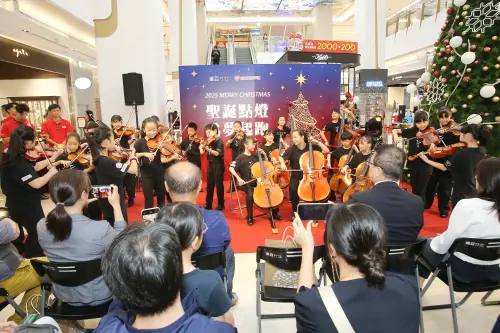 ▲遠百竹北「聖誕點燈 為夢起跑」點燈活動由十興國小弦樂團為活動揭開序幕。（圖／遠百提供）