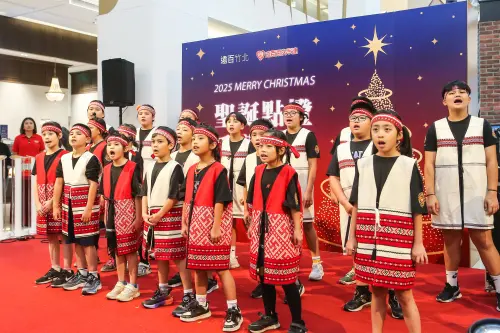 ▲遠百竹北「聖誕點燈 為夢起跑」點燈活動，邀請五峰國小合唱團帶來動人的賽夏族歌曲。（圖／遠百提供）