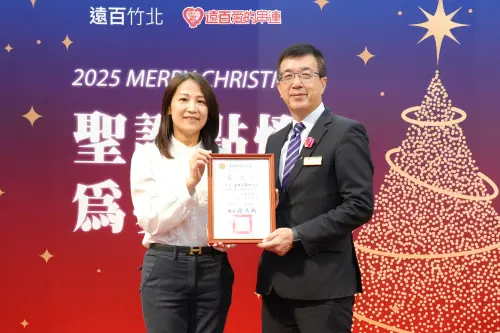 ▲新竹縣政府楊郡慈局長為活動致詞並致贈感謝狀給遠百竹北許俊明店長，感謝遠百竹北店發起愛心公益活動，讓新鞋可以陪伴孩童自由奔跑、勇敢追夢。（圖／遠百提供）