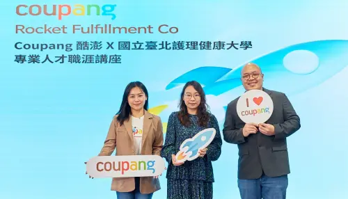 ▲國立臺北護理健康大學學務長宋貞儀教授（中），與Coupang酷澎健康與福祉資深經理劉怡辰（左）、Coupang酷澎環安衛資深經理柯柏丞（右）合影。