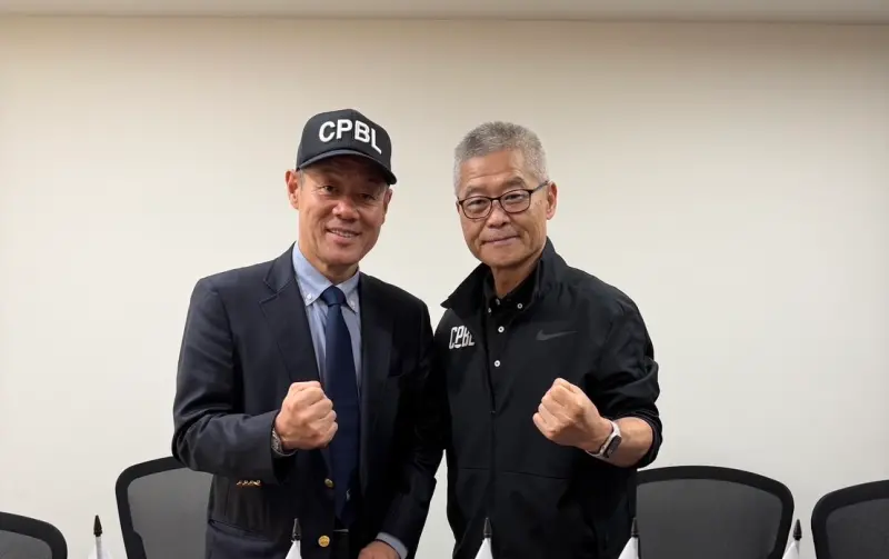▲日籍資深裁判木内九二生（左）加盟中職裁判團隊，中職會長蔡其昌期盼台日裁判多專業交流、共同成長。（圖／中職提供）