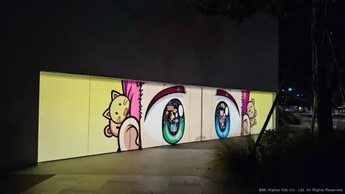 ▲《Mr.の奇想愛情》 夜間展場長型落地窗貼，藏有高雄限定元素。（圖／高市府文化局提供）