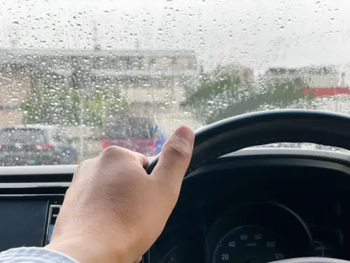 雨天開車「忘1動作悲劇了」！路上一排車主全中　做錯慘被罰3600
