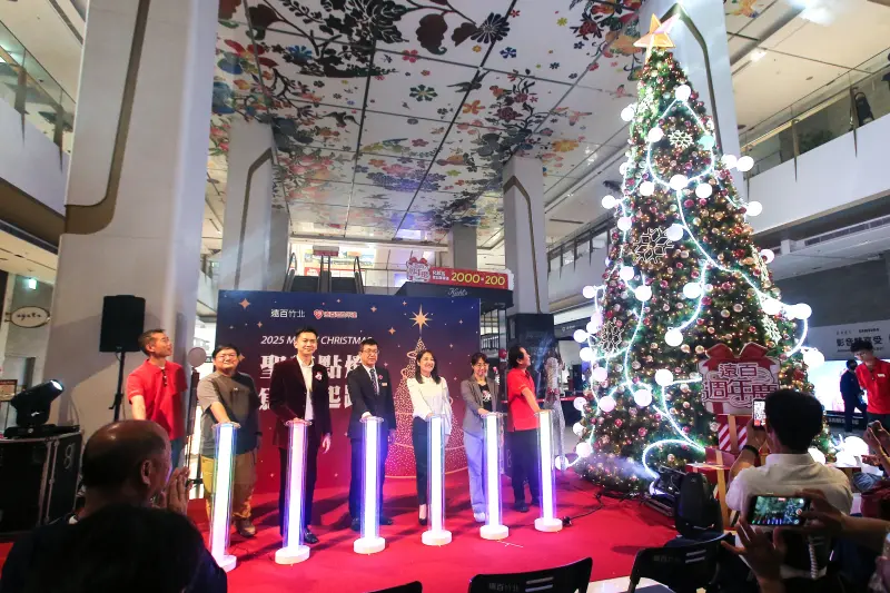 ▲遠百竹北「聖誕點燈 為夢起跑」由遠百竹北許俊明店長(左四)、鄭朝方市長(左三)、楊郡慈局長(右三)等貴賓一同啟動炫光燈柱，為遠百竹北聖誕樹開展揭開序幕。（圖／遠百提供）