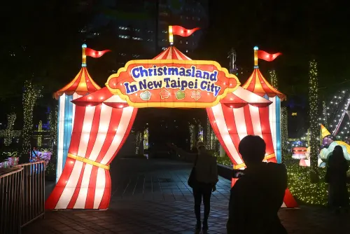 ▲馬戲耶誕迎賓門（圖／記者林調遜攝）