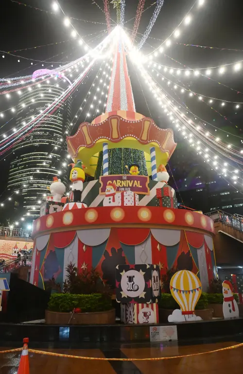 ▲新北耶誕城將從11月14日開城，今年與知名IP「LINE FRIENDS & LINE FRIENDS minini」合作，圖為今年的耶誕樹。（圖／記者林調遜攝）