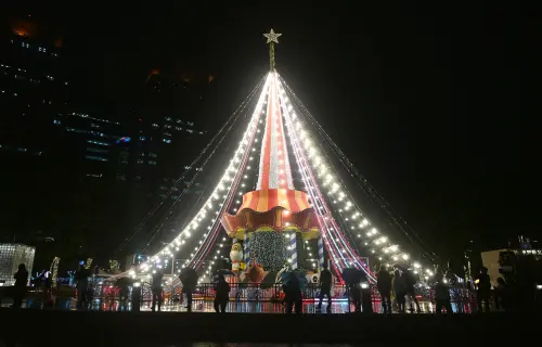 新北耶誕城今晚開城！主燈秀時間、亮點、演唱會卡司、交通全整理
