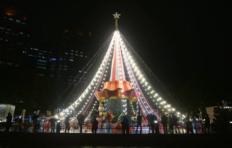 ▲新北耶誕城將從明（14）日開城，今年與知名IP「LINE FRIENDS & LINE FRIENDS minini」合作。周邊飯店、餐飲也紛紛推出優惠，還結合「普發一萬」活動，讓一萬最高可放大至五萬價值。（圖／記者林調遜攝）