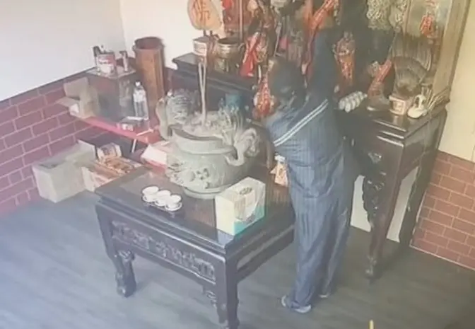 神明眼皮底下行竊！男子假拜拜偷走4面金牌 廟方氣喊「真夭壽」