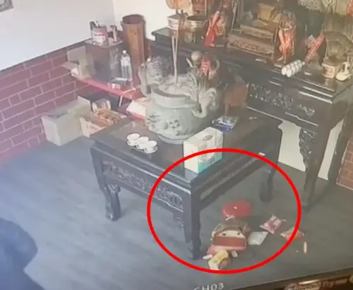 ▲台中后里區一間宮廟驚傳竊案，中年男子假裝上香拜拜後拔走4面金牌，甚至粗暴扯倒神像奪取金飾，損失約16萬元。（圖／翻攝畫面）