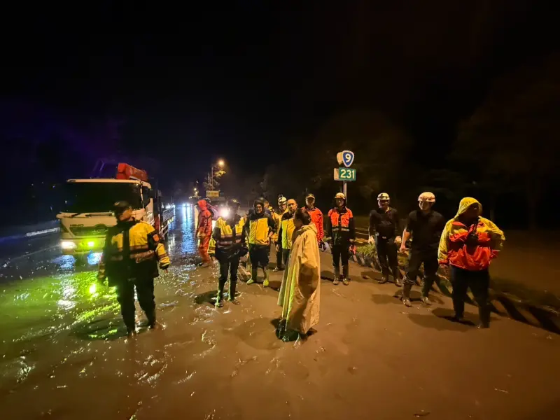 ▲花蓮泥流再現！堰塞湖溢流，徐榛蔚到場勘災。（圖／花蓮縣政府）