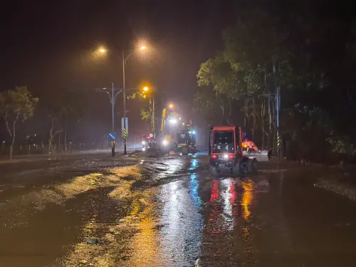 ▲花蓮泥流再現！馬太鞍堰塞湖溢流到台9線。（圖／花蓮縣政府）