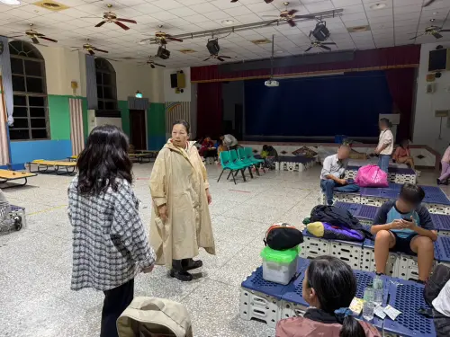 ▲花蓮泥流再現！堰塞湖溢流，徐榛蔚到場勘災。（圖／花蓮縣政府）