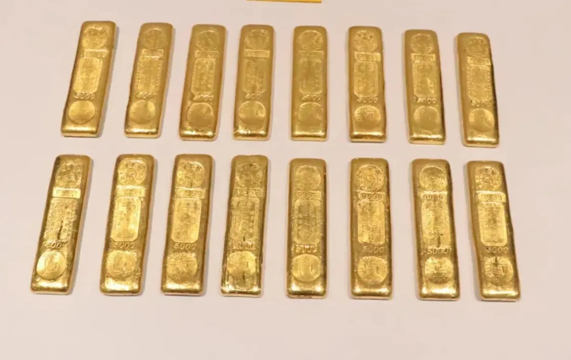 ▲法務部行政執行署新北分署11上午舉辦黃金拍賣會，共90件金磚與金元寶、總重64.07公斤。（圖／翻攝畫面）