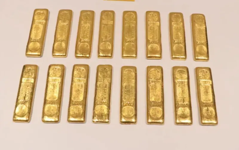 ▲法務部行政執行署新北分署11上午舉辦黃金拍賣會，共90件金磚與金元寶、總重64.07公斤。（圖／翻攝畫面）