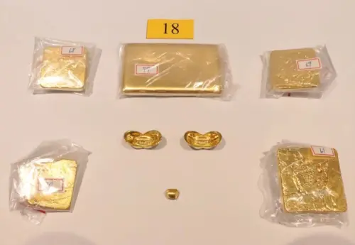 ▲法務部行政執行署新北分署11上午舉辦黃金拍賣會，共90件金磚與金元寶、總重64.07公斤，市值約26億。（圖／翻攝畫面）
