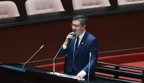 Lawmaker Chang Chih-lun speaks at a legislative interpellation. (TCN)