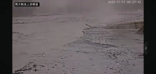 ▲受到鳳凰颱風影響，花蓮馬太鞍溪便橋遭淹沒。（圖／翻攝記者爆料網 ）