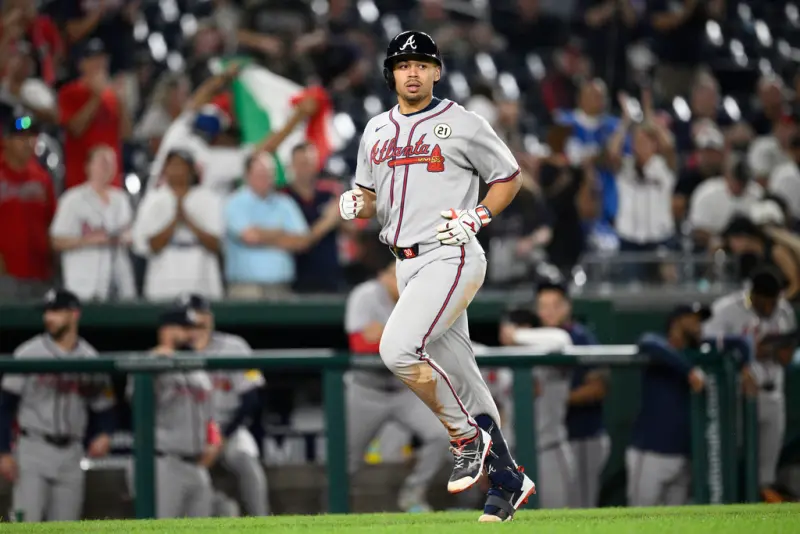 ▲亞特蘭大勇士捕手鮑德溫（Drake Baldwin）今（11）日力壓芝加哥小熊投手霍頓（Cade Horton）拿下今年國聯新人王獎項，同時也是2010年波西（Buster Posey）後首位以捕手身份拿下國聯新人王的選手。（圖／美聯社／達志影像）