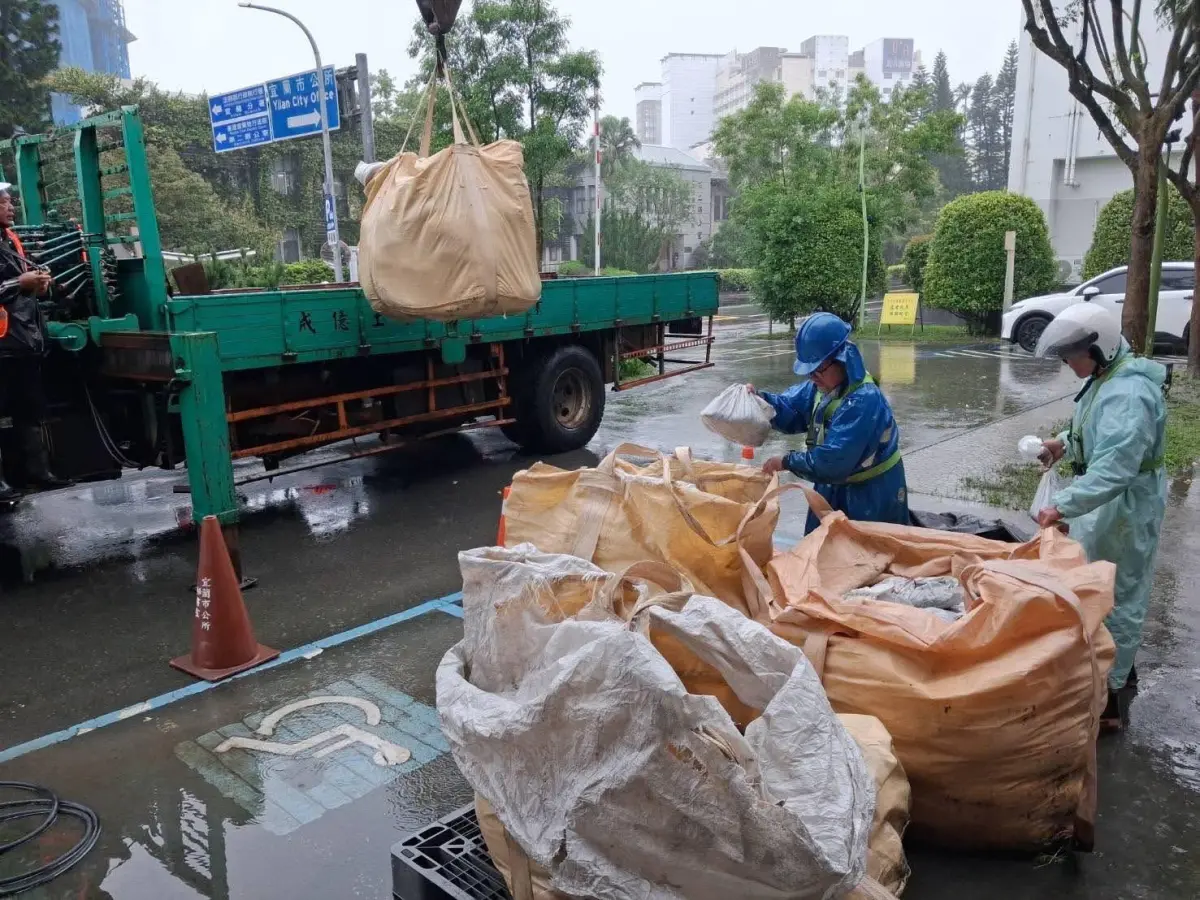 鳳凰颱風11/11停班課！桃園、宜蘭發沙包了 領取地點、回收規定