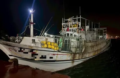 ▲鳳凰颱風襲台，台南一艘漁船執意出海收漁具，成首例違法禁制令開罰。（圖／翻攝畫面）