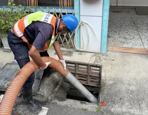 ▲台中市政府加強颱風前的側溝清淤工作。（圖／台中市政府提供，2025.11.11）