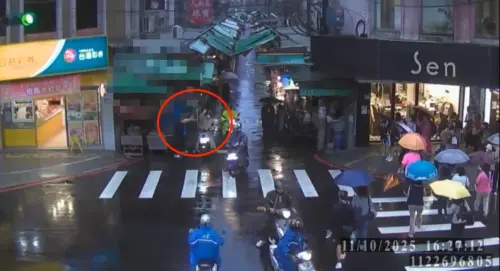 ▲永和雨傘暴怒狂毆女騎士。（圖／翻攝畫面）
