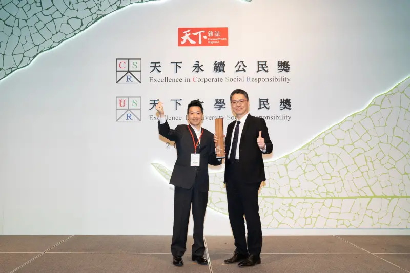 ▲台塑生醫總經理劉慧啟（右）與頒獎人總統府副秘書長何志偉（左）合影。（圖／台塑提供）