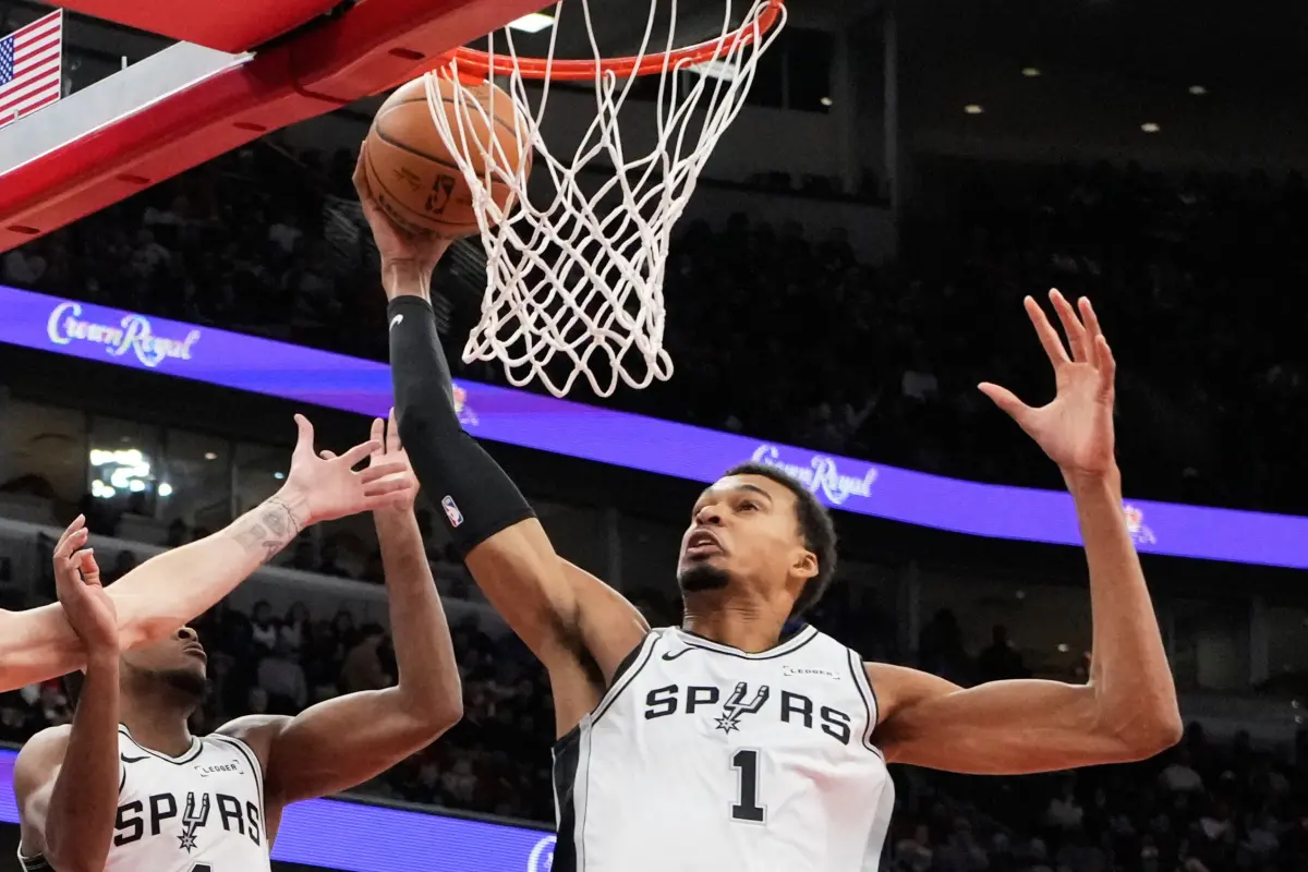 ▲聖安東尼奧馬刺隊靠著法國高塔文班亞馬（Victor Wembanyama）全場38分、12籃板、5助攻及5火鍋的神級表現，最終以121：117逆轉芝加哥公牛隊，終結了面對公牛的6連敗。（圖／美聯社／達志影像）