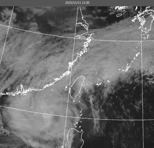 ▲鳳凰颱風持續朝台灣逼近，海上、陸上颱風警報在今（11）日清晨5時30分發布。（圖／翻攝自中央氣象局）