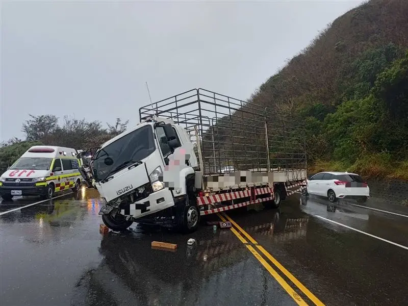 快訊／天雨路滑出事了！台9線休旅車慘遭大貨車撞擊 7旬駕駛身亡